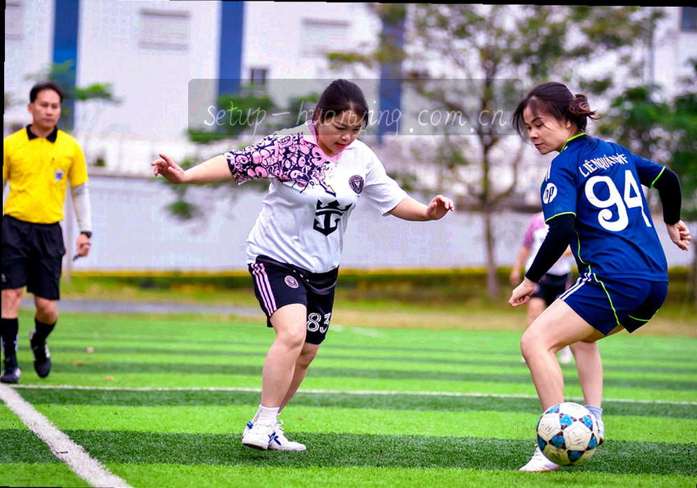 摄像机取景框、胶片格与球场线混合的抽象拼贴